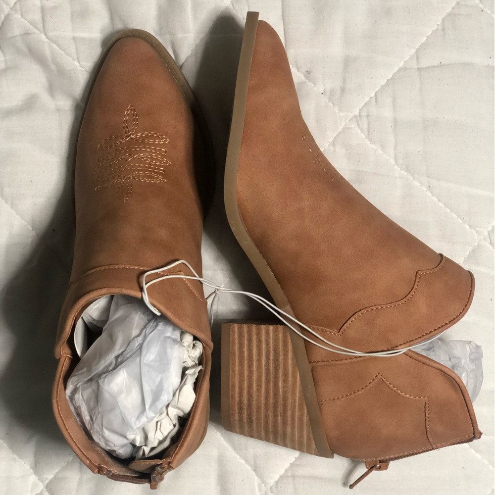 DOCE VITA ANKLE BOOTIE BROWM AND DESIGN ON TOP